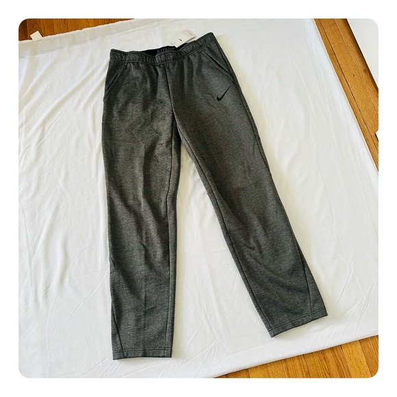 β
NWT Nike Therma Standard Fit Sweatpants - Gray β
- Picture 3 of 16